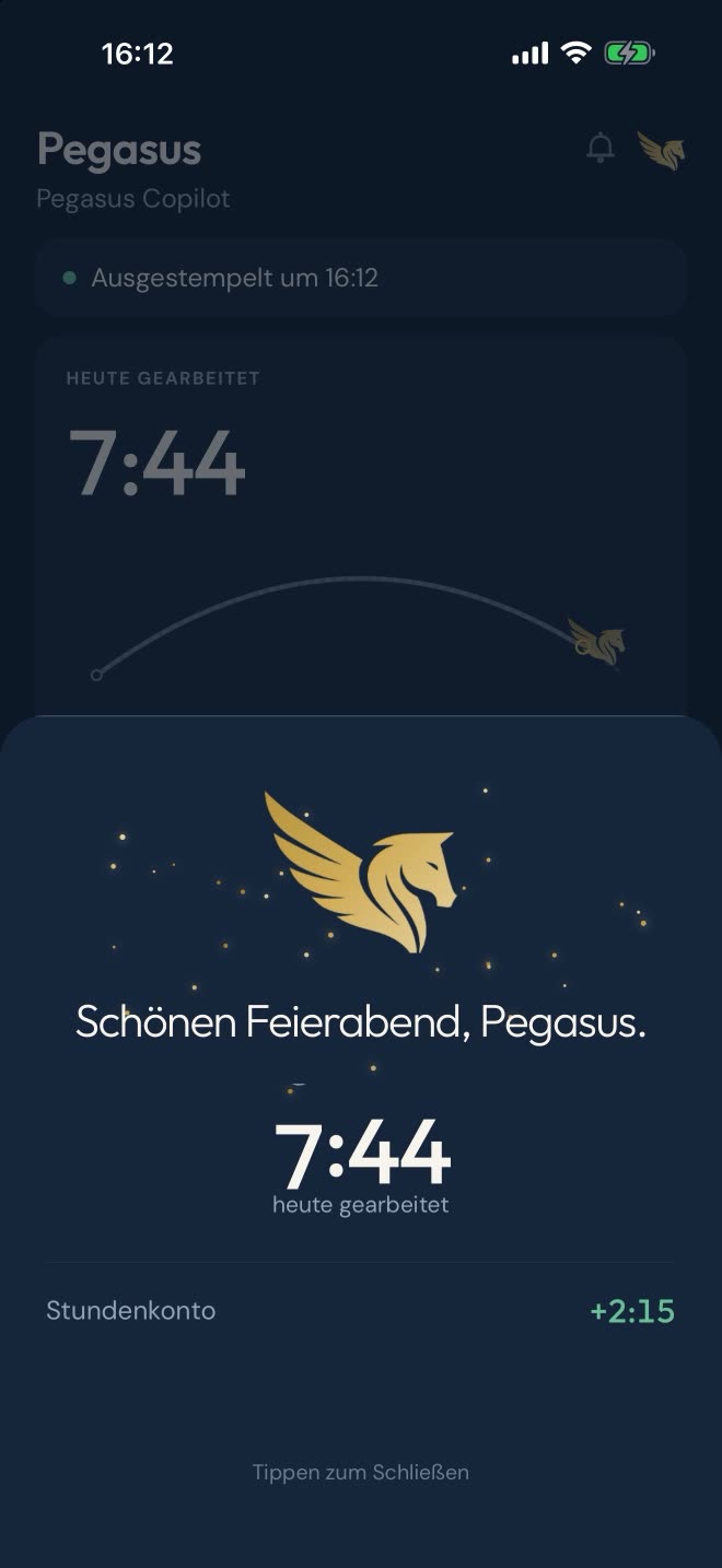 App-Bildschirm nach dem Ausstempeln: „Schönen Feierabend, Pegasus.“, 7:44 heute gearbeitet, Stundenkonto +2:15